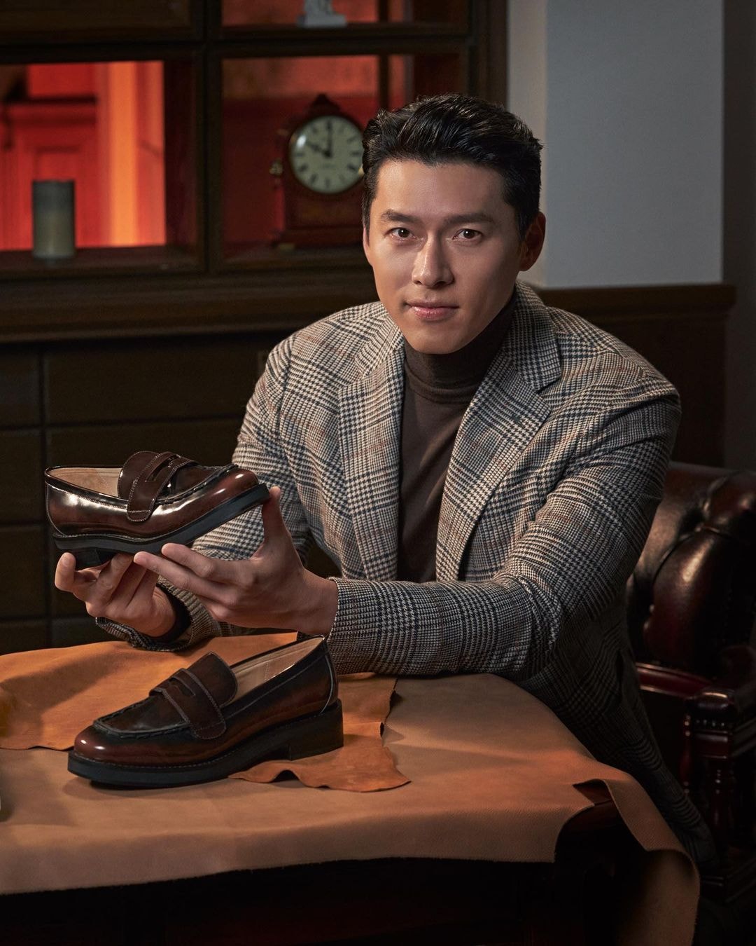 Lần đầu của Hyun Bin: Quảng cáo... giày nữ, khoe bờ vai thái Bình Dương  - Ảnh 4