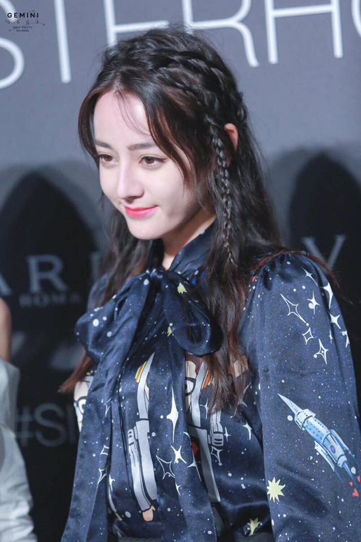 Kiểu tóc tết ngây thơ, ngọt ngào, mang đậm nét truyền thống dân tộc Tân Cương được nhận xét là rất phù hợp vưới nữ diễn viên sinh năm 1992.