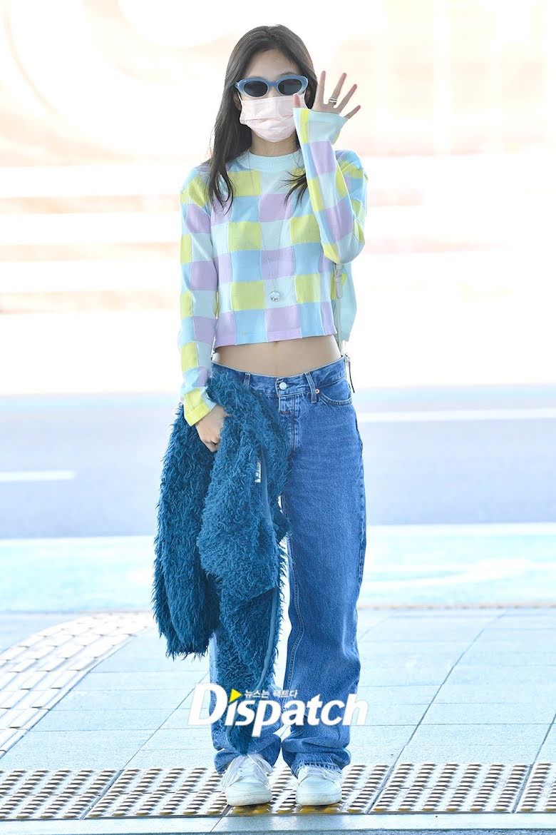 Nữ idol kết hợp chiếc áo này với quần jeans tụt ống đứng trị giá 185 USD của Calvin Klein và giày thể thao adidas Continental 80 có giá 80 USD