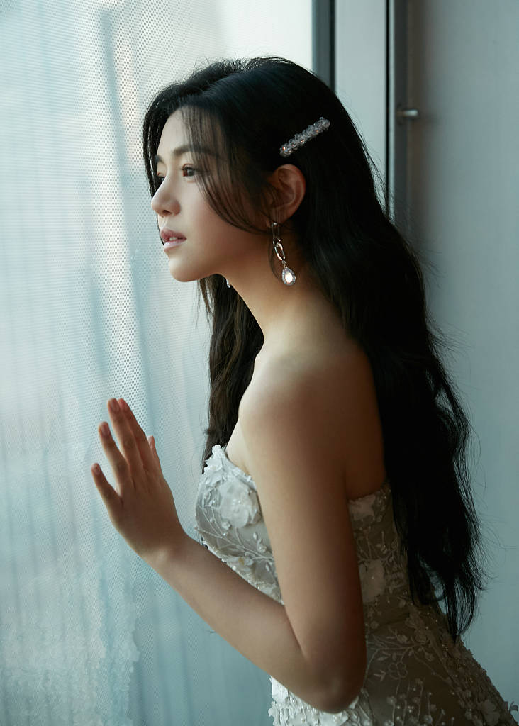 Mái tóc dài của Trần Nghiên Hy khiến cô nàng thêm phần nhẹ nhàng và thanh lịch.