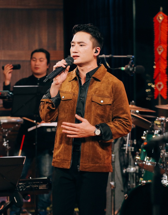 Phan Mạnh Quỳnh để chinh phục khán giả và giới chuyên môn bằng thứ âm nhạc chân chất, dân dã nhưng giàu nhân văn.