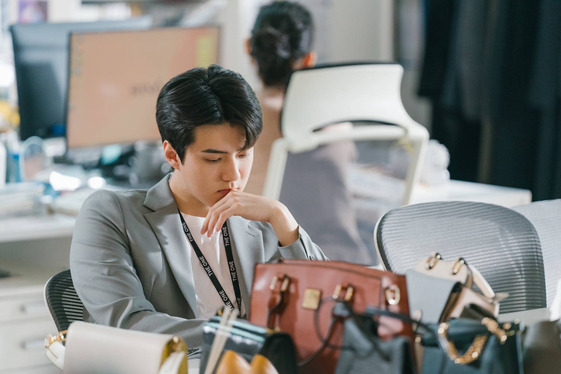Đằng sau một nhân viên ăn lương bình thường, Hwang Chi Hyung lại là con trai út của một CEO công ty thời trang.  