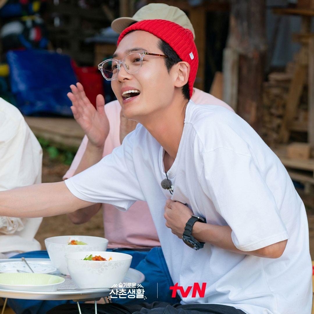 Chiếc mũ len đỏ của Soo Young cũng giống hệt với chiếc mũ mà Kyung Ho từng đội khi quay show thực tế 'Chuyện Đời Làng Núi' cách đây không lâu.