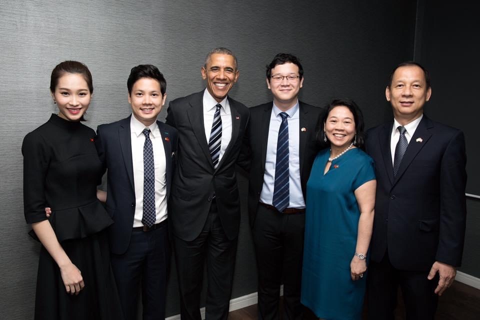 Gia đình nhà chồng Hoa hậu Thu Thảo chụp hình cũng cựu tổng thống Mỹ Obama.