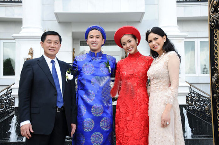 Vợ chồng Hà Tăng và bố mẹ chồng của cô