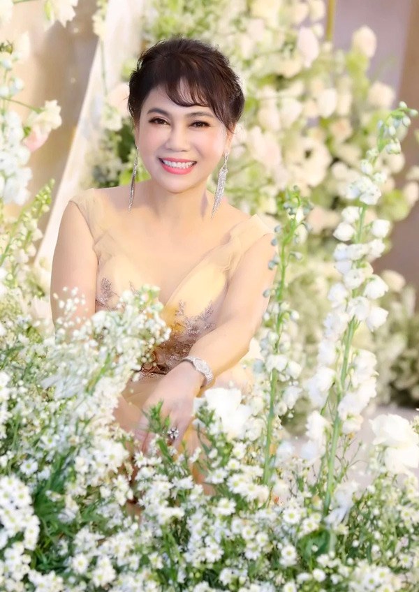 Mẹ chồng Diệp Lâm Anh cũng tham gia vào công việc kinh doanh của gia đình.