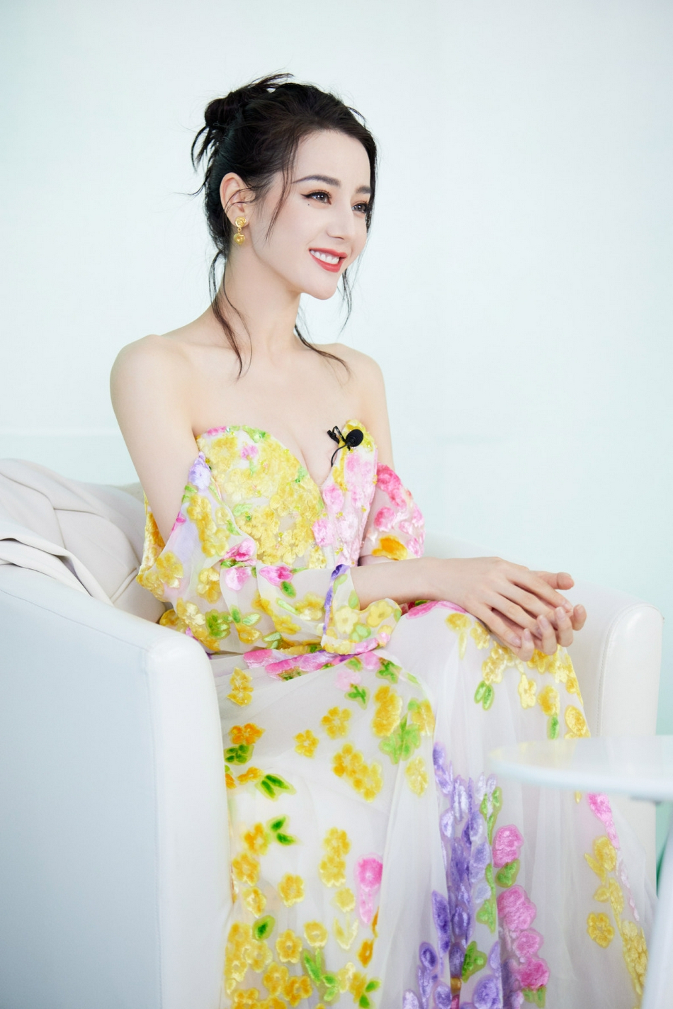 Địch Lệ Nhiệt Ba diện váy hoa khoe bờ vai trần gợi cảm trong bộ ảnh mới