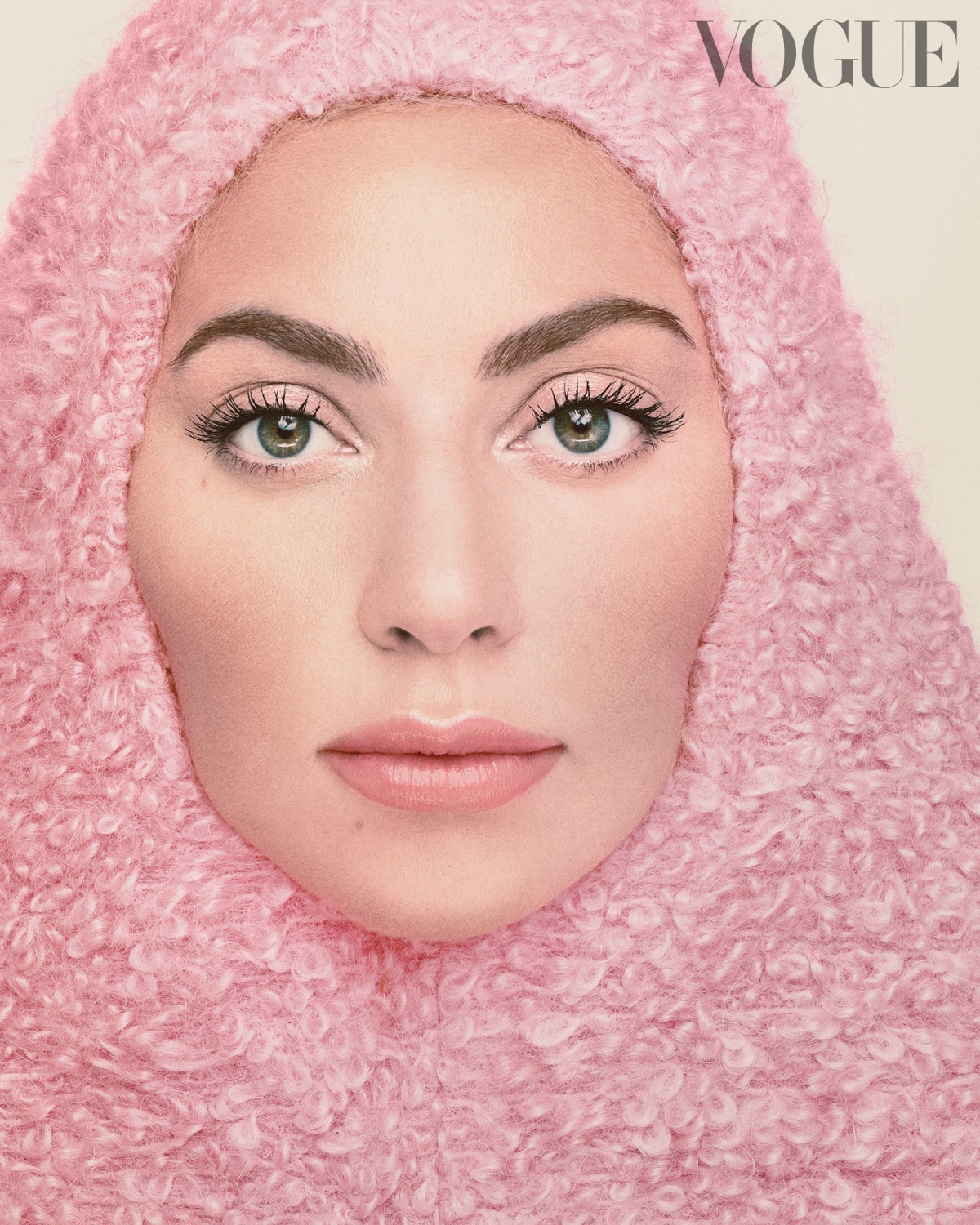 Trên bìa tạp chí Vogue Italy số tháng 11, ngôi sao nhạc pop thể hiện vẻ nữ tính với phong cách trang điểm tone hồng nhạt ton sur ton với áo và mũ len. 
