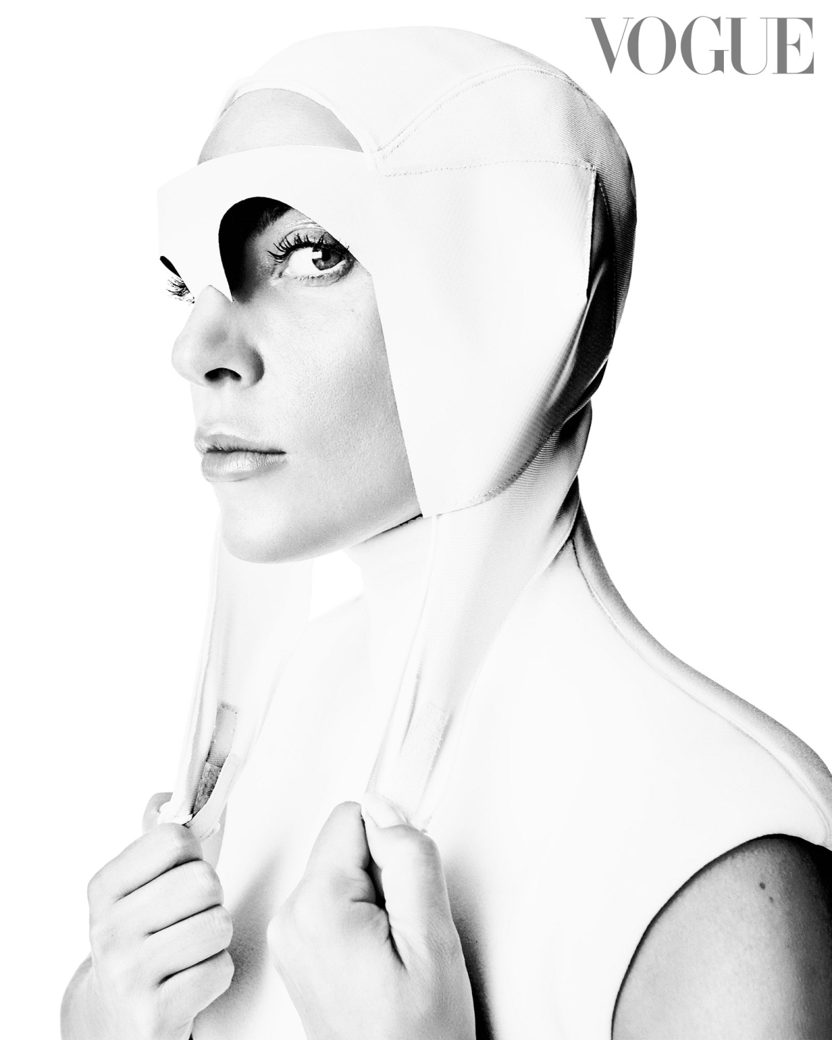 Lady Gaga biến hóa với nhiều trang phục mang tính sáng tạo.