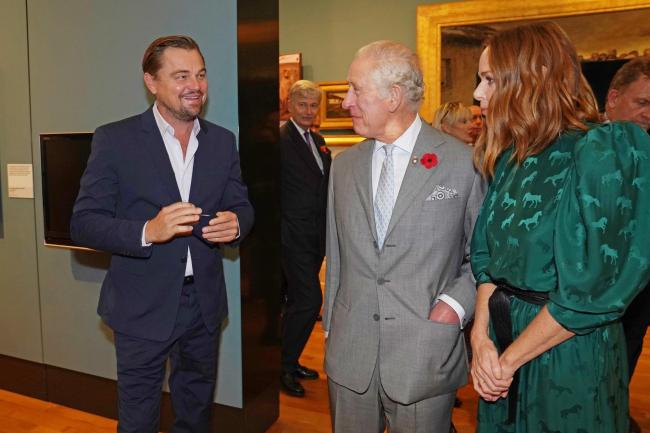 Charles - Hoàng tử xứ Wales nói chuyện với nhà thiết kế Stella McCartney và Leonardo DiCaprio tại Bảo tàng và Phòng trưng bày Nghệ thuật Kelvingrove.