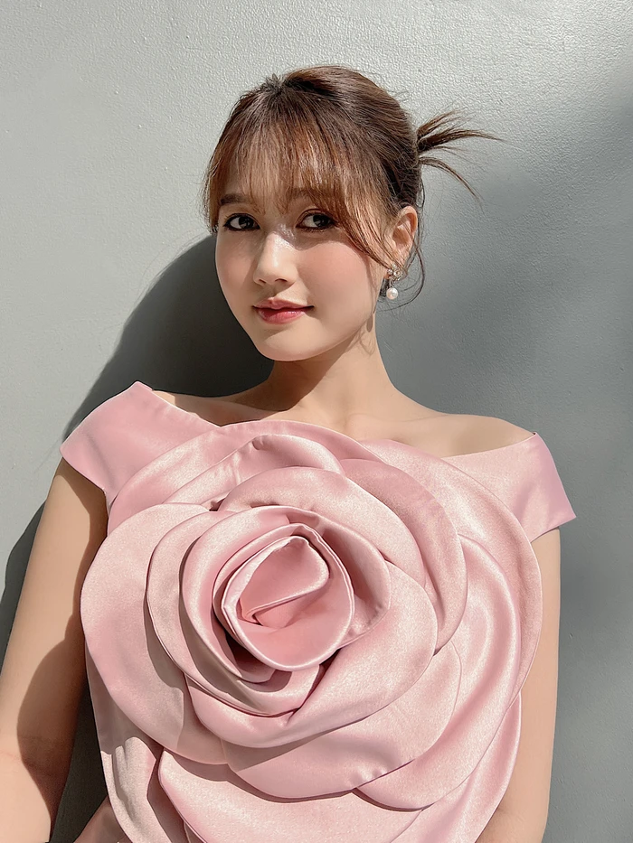 Nhung Gumiho vô cùng điệu đà với set đồ màu hồng, kiểu thiết kế hoa hồng phía trước là điểm nhấn giúp hot girl sinh năm 1992 thêm phần nữ tính.