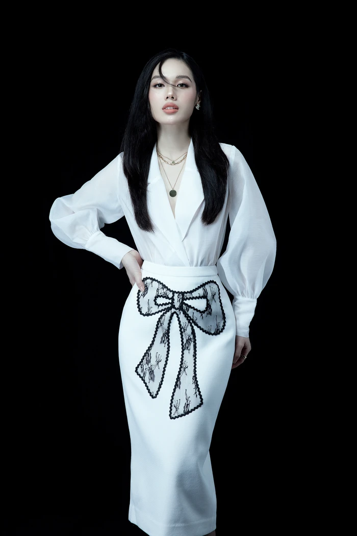 Á quân The Face 2018 Trâm Anh vô cùng xinh đẹp trong bộ váy trắng thắt eo đính hoạ tiết nơ nổi bật