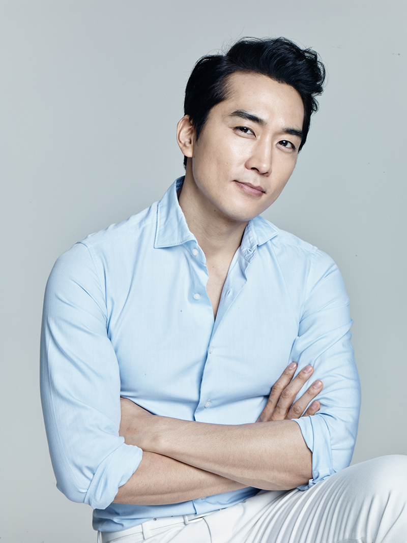 Ở tuổi 45, Song Seung Hun có trong tay tất cả từ ngoại hình, tài năng, sự nổi tiếng và giàu có, thế nhưng chàng 'hoàng tử mùa thu' hiện vẫn đang cô đơn lẻ bóng.