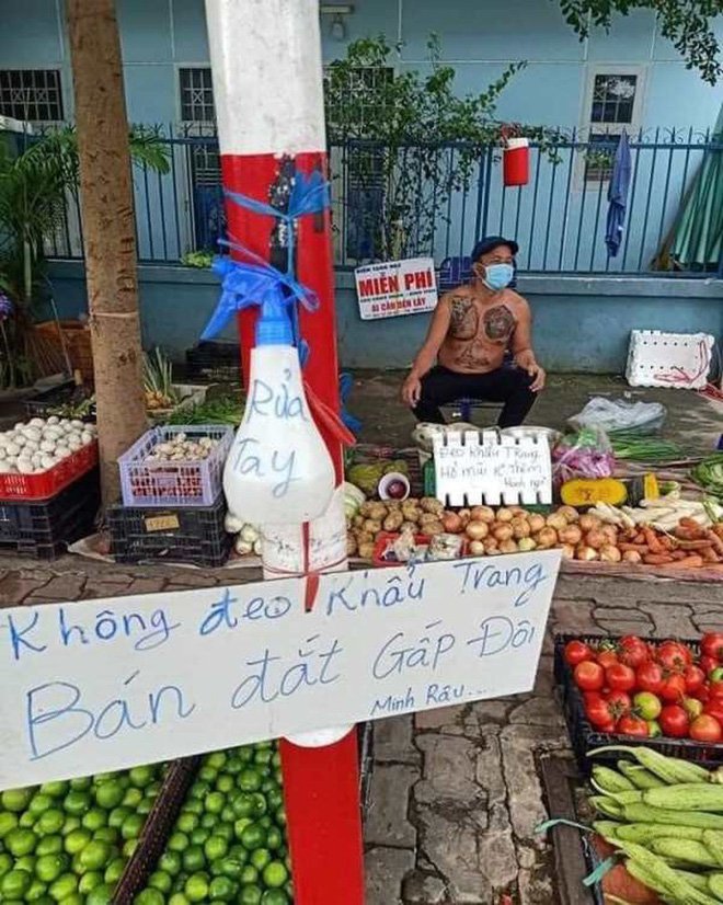 Trước đây, mạng xã hội cũng từng phát sốt trước loạt slogan bán rau thú vị, hài hước đến từ anh chàng Minh Râu.