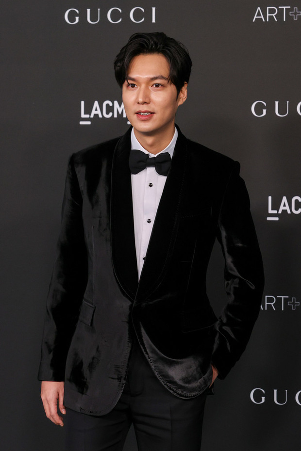 Tài tử Lee Min Ho xuất hiện cực điển trai với bộ trang phục đen sang trọng. Sự xuất hiện của nam diễn viên tại đêm tiệc đã trở thành tâm điểm chú ý của truyền thông và nhiều người hâm mộ. Diện mạo của ngôi sao 'Quân Vương Bất Diệt' tỏa sáng đến nỗi có thể át cả dàn sao đình đám đại náo gala.