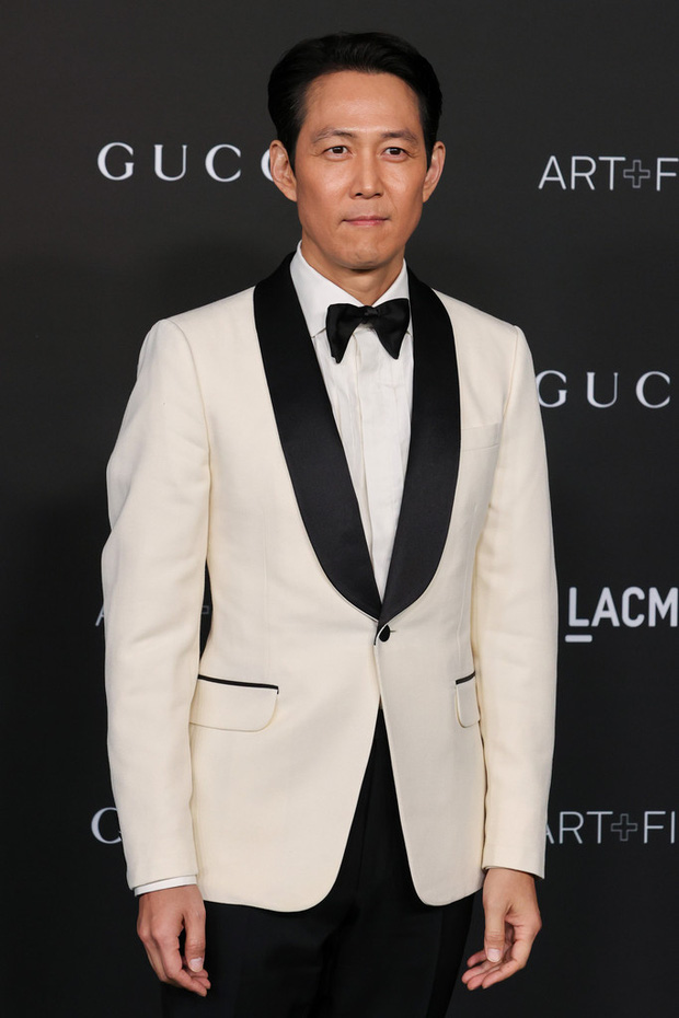 Nam chính 'Squid Game' Lee Jung Jae cực bảnh bao trong bộ suit trắng. Ở độ tuổi U50, nam diễn viên vẫn phong độ và điển trai ngời ngời.