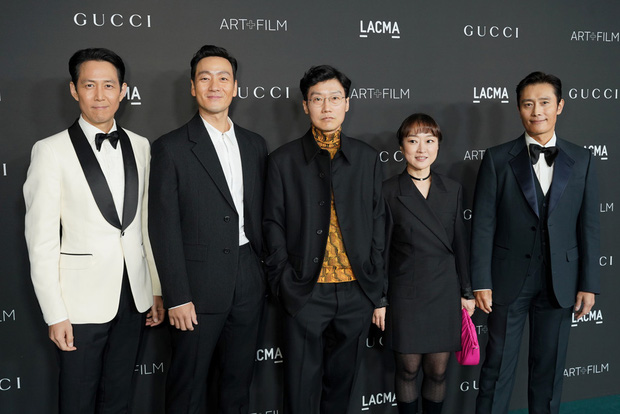 Dàn sao 'Squid game' gồm Lee Jung Jae, Park Hae Soo, đạo diễn Hwang Dong Hyuk và tài tử Lee Byung Hun chiếm spotlight tại đêm dạ tiệc này.