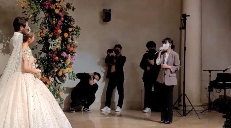 IU biểu diễn ca khúc hit của chính mình Meaning of You trước sự chứng kiến của cô dâu chú rể và toàn thể quan khách.