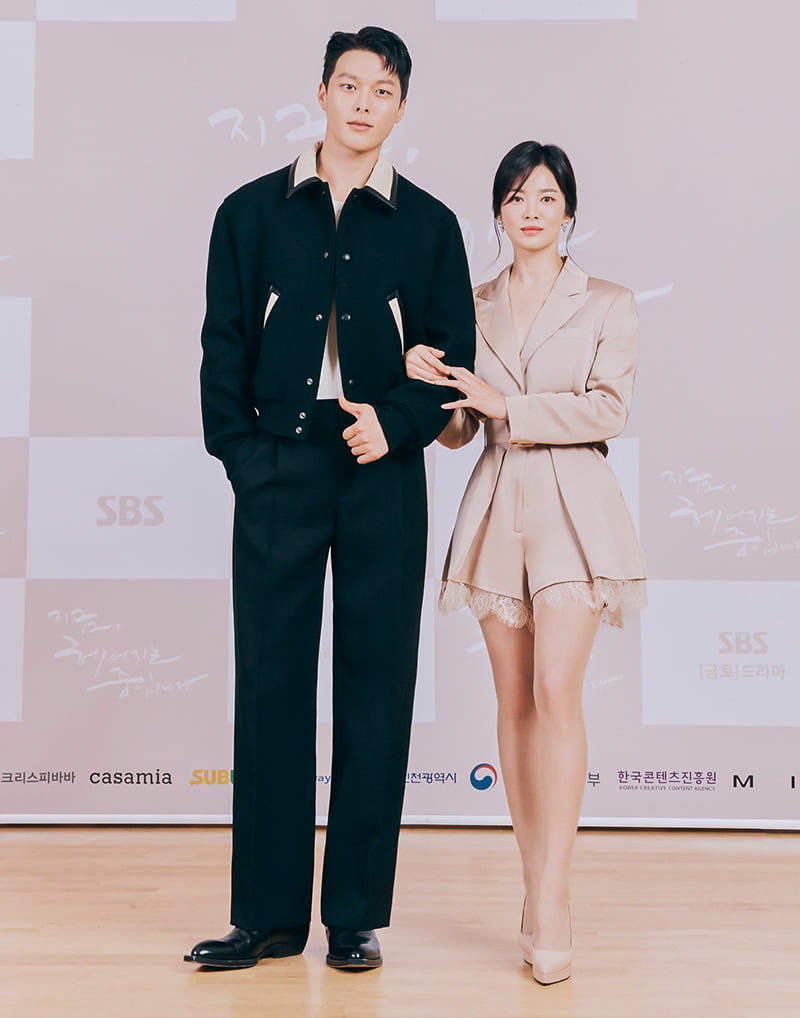 Đứng cạnh đàn em cao tới 1,87 m, trông Song Hye Kyo như lọt thỏm dù đã đi giày cao gót.