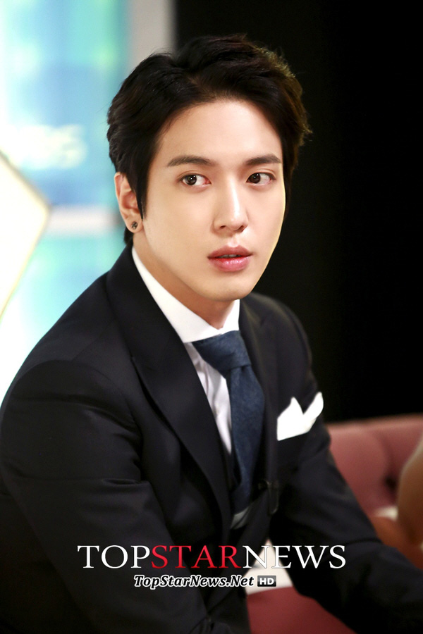 Yong Hwa được biết đến là nam nghệ sĩ điển trai, đa tài của showbiz