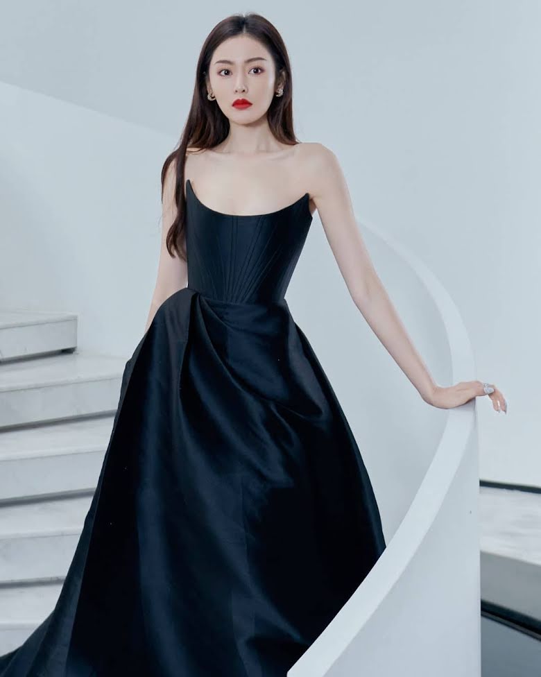 Trương Thiên Ái cũng diện chiếc váy đen cúp ngực trong ngày lễ hội mua sắm Super Show 11.11 ở Trung Quốc