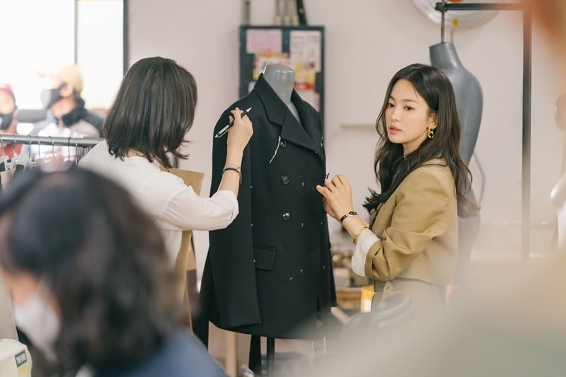 Song Hye Kyo đóng vai một nhà thiết kế thời trang,