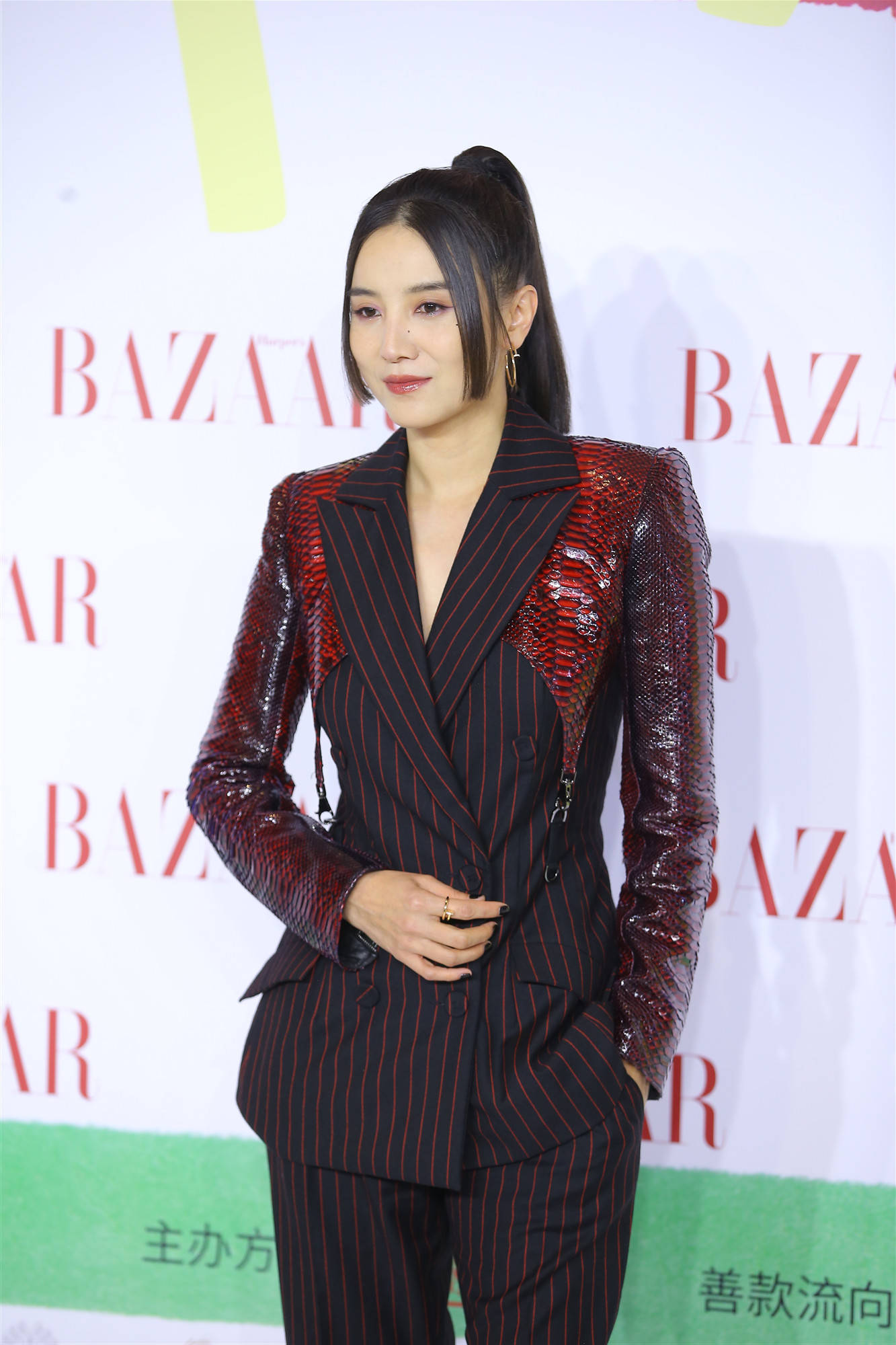 Kiểu trang phục vest đen sọc đỏ của nữ diễn viên Tiểu Tống Giai giúp tăng vẻ cá tính. Tuy nhiên, kiểu tóc đuôi ngựa kết hợp 2 mái đen thẳng khiến cô nàng trông có vẻ 'dừ' hơn ngày thường.