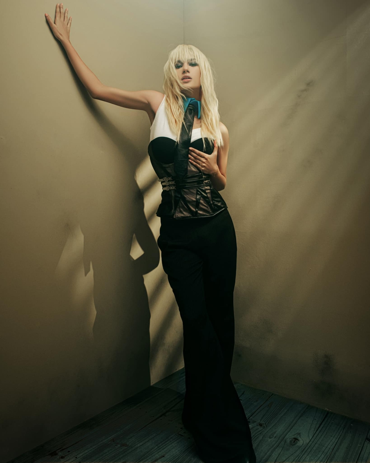 Ca sĩ Emma biến hóa thành quý cô Britney Spears cá tính trong MV Me agaisnt the music cách đây 18 năm.