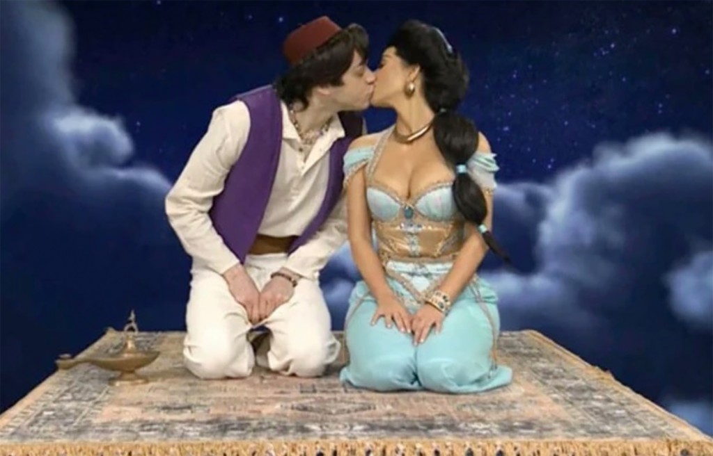 Kim cùng sao nam kém 13 tuổi đã đóng một tiểu phẩm hài và dành cho nhau nụ hôn trên màn ảnh khi hóa thân thành cặp đôi Aladdin và công chúa Jasmine.