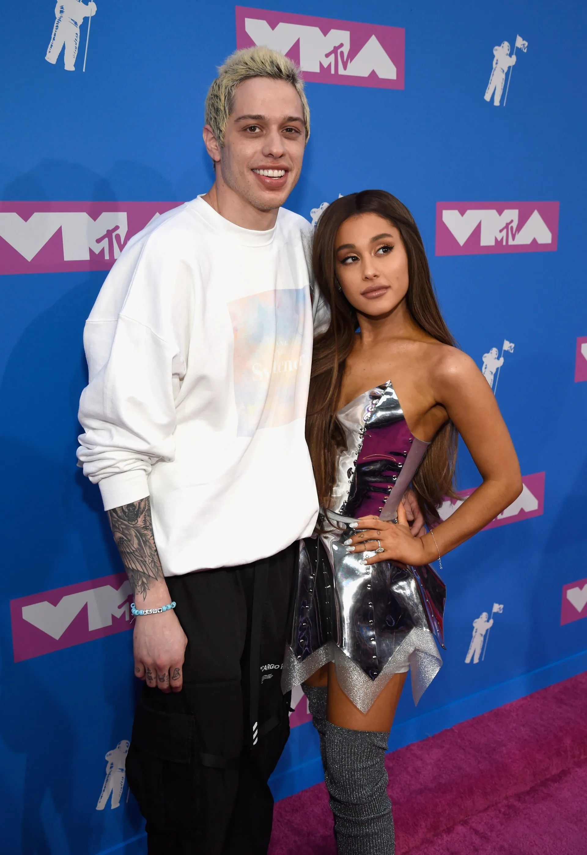 Kim Kardashian chính thức công khai hẹn hò Pete Davidson- Ảnh 1