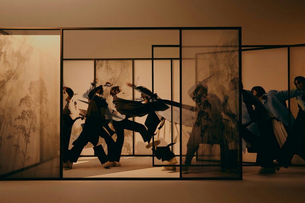 Bức ảnh minh họa chuyển động của Kai trong một khung hình có tiêu đề là 'Thơ trong chuyển động'