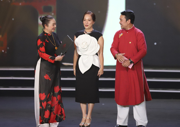 NSND Lê Khanh đã nhận được giải Nữ chính xuất sắc cho phim điện ảnh Gái Già Lắm Chiêu V