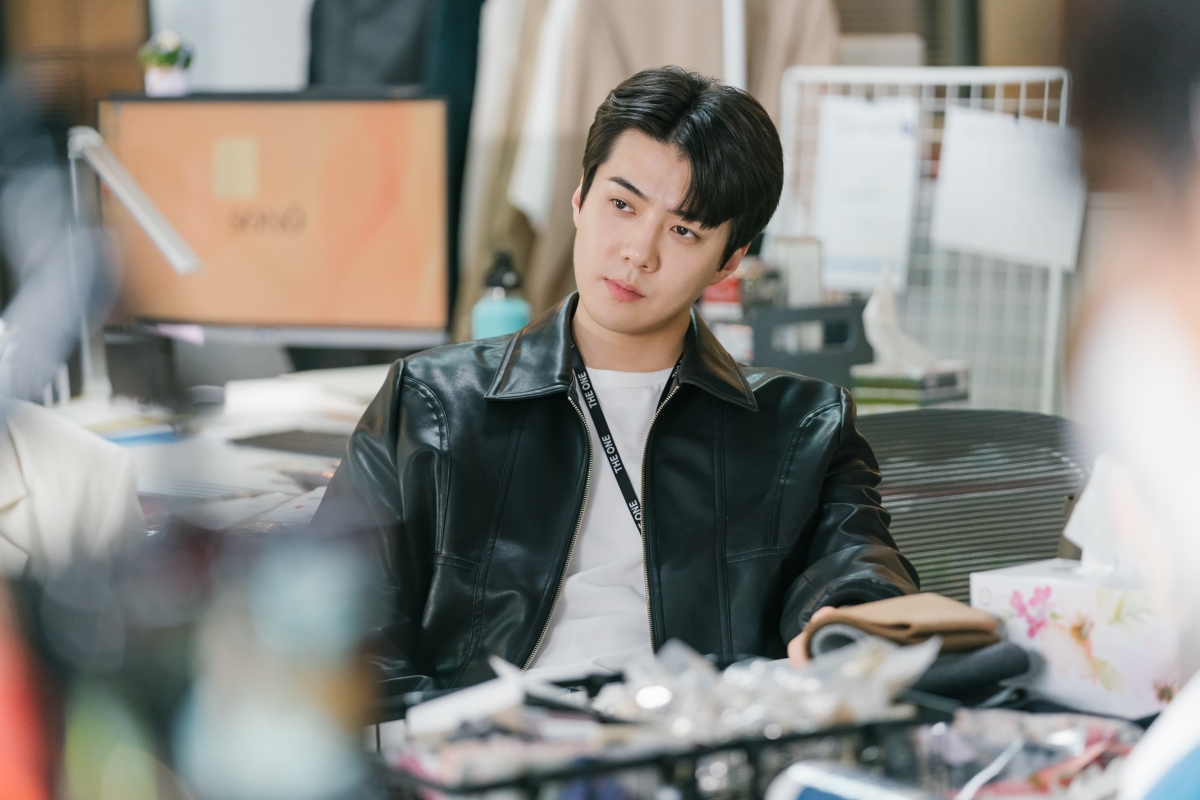 Tạo hình hiếm hoi của nhân vật do Sehun đóng cũng đã gây sốt cộng đồng mạng.
