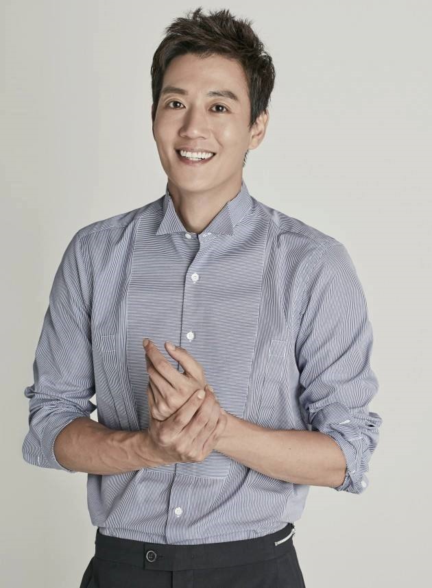Ở tuổi tứ tuần, Kim Rae Won vẫn là 'ông chú độc thân' điển trai, tài năng và nổi tiếng của xứ Hàn. 