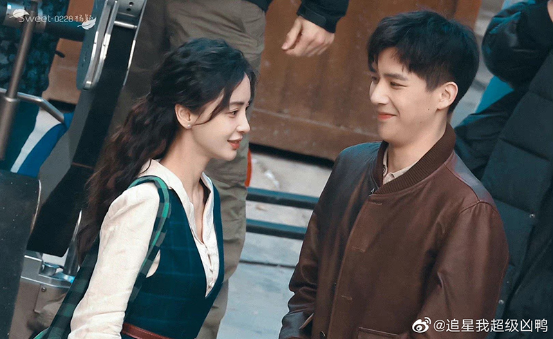 Vương An Vũ bị bắt gặp nhìn Angelababy đắm đuối bất chấp chênh lệch 9 tuổi