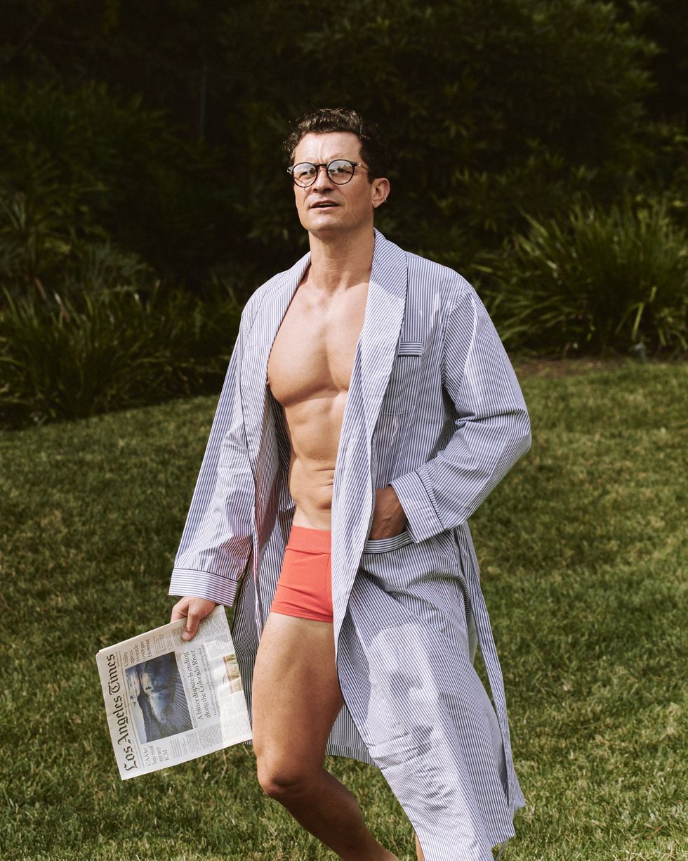 Tài tử 'Chúa Nhẫn' U50 Orlando Bloom thực hiện bộ ảnh quyến rũ bên hồ bơi ở Beverly Hills, California.