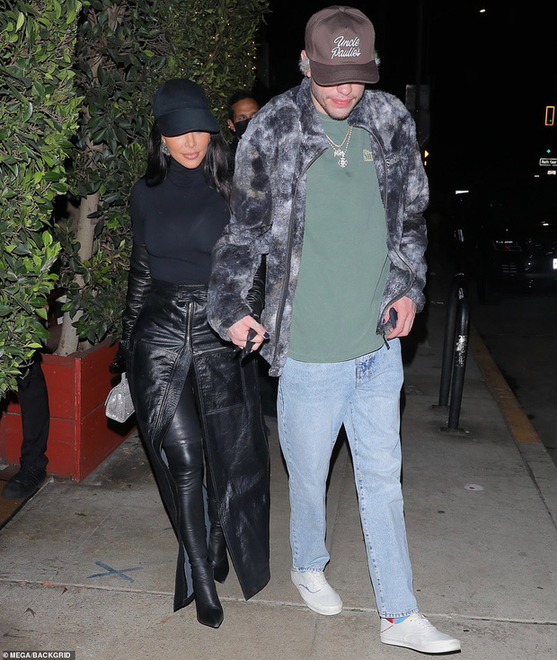 Kim Kardashian luôn nắm chặt tay bạn trai và nói chuyện vui vẻ sau khi rời nhà hàng Giorgio Baldi.