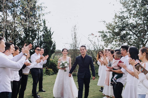 Đi máy bay bị delay, cô gái "vớ" được cơ trưởng, cầu hôn sau 1 tháng