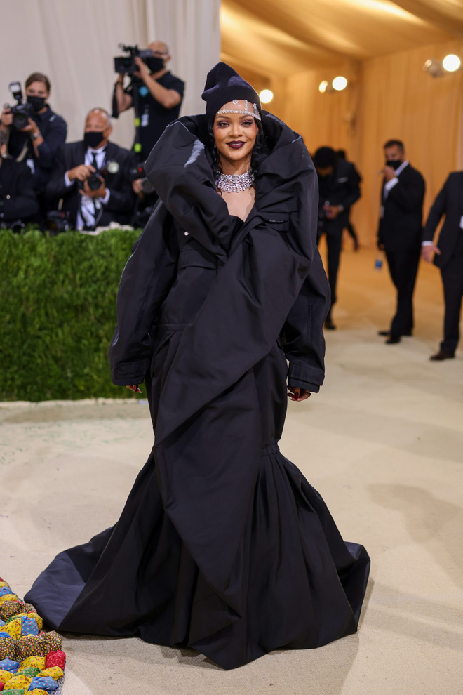 Rihanna tại sự kiện Met Gala 2021