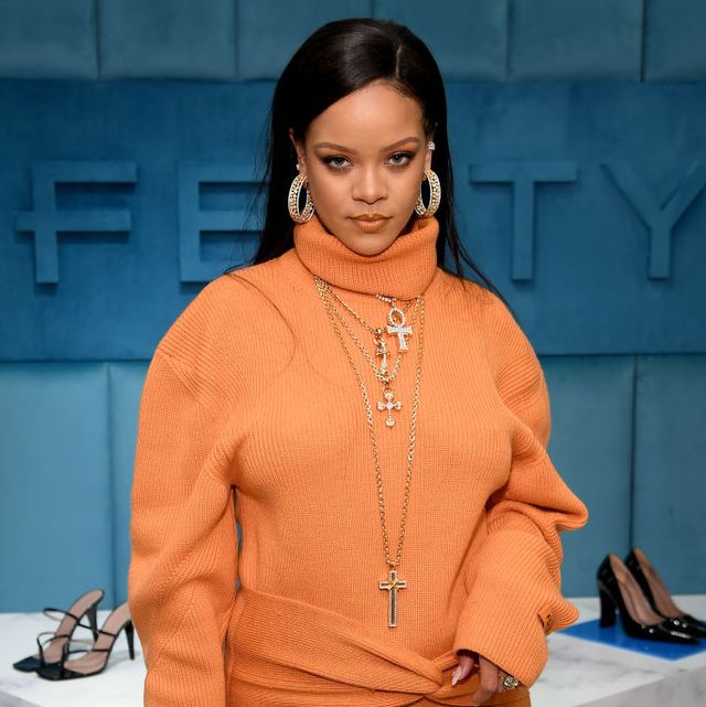 Thời gian gần đây, Rihanna hầu như vắng bóng hoàn toàn trên thị trường âm nhạc, thay vào đó cô bén duyên sang hoạt động kinh doanh hãng mỹ phẩm Fenty Beauty.
