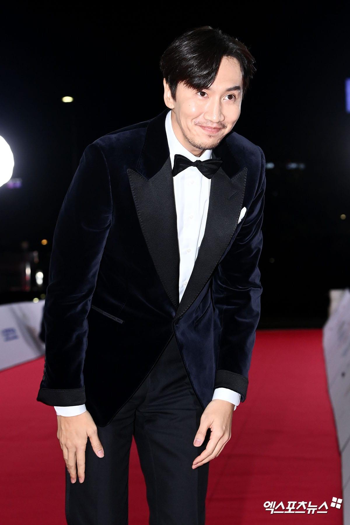 Lee Kwang Soo xuất hiện bảnh bao trong bộ vest nhung đen. Tuy nhiên, kiểu tóc bồng bềnh và tạo hình để râu khiến nam diễn viên trông có vẻ 'dừ' hơn bình thường