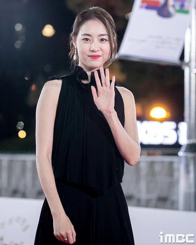 Lần xuất hiện gần đây của mỹ nhân Lee Yeon Hee từ sau khi kết hôn. Trông cô nàng vô cùng thanh lịch với trang phục váy đen không tay
