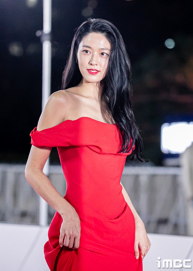 Seol Hyun gợi cảm với váy đỏ rực rỡ. Vốn nổi tiếng là idol sở hữu hình thể hoàn hảo, bộ trang phục giúp khoe khéo vòng eo con kiến và đường cong quyến rũ của cô nàng.