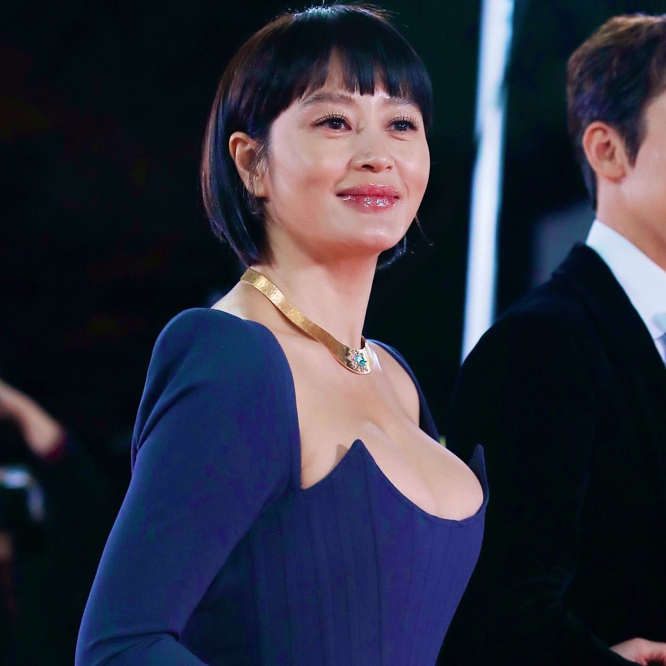 'Chị đại' Kim Hye Soo khoe ngực đầy chiếm spotlight thảm đỏ Rồng Xanh 2021