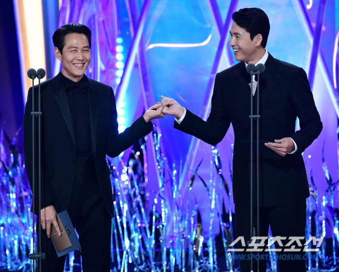 Khoảnh khắc thân thiết của 2 cực phẩm nhan sắc Lee Jung Jae và Jung Woo Sung khiến buổi lễ trao giải thêm phần náo nhiệt