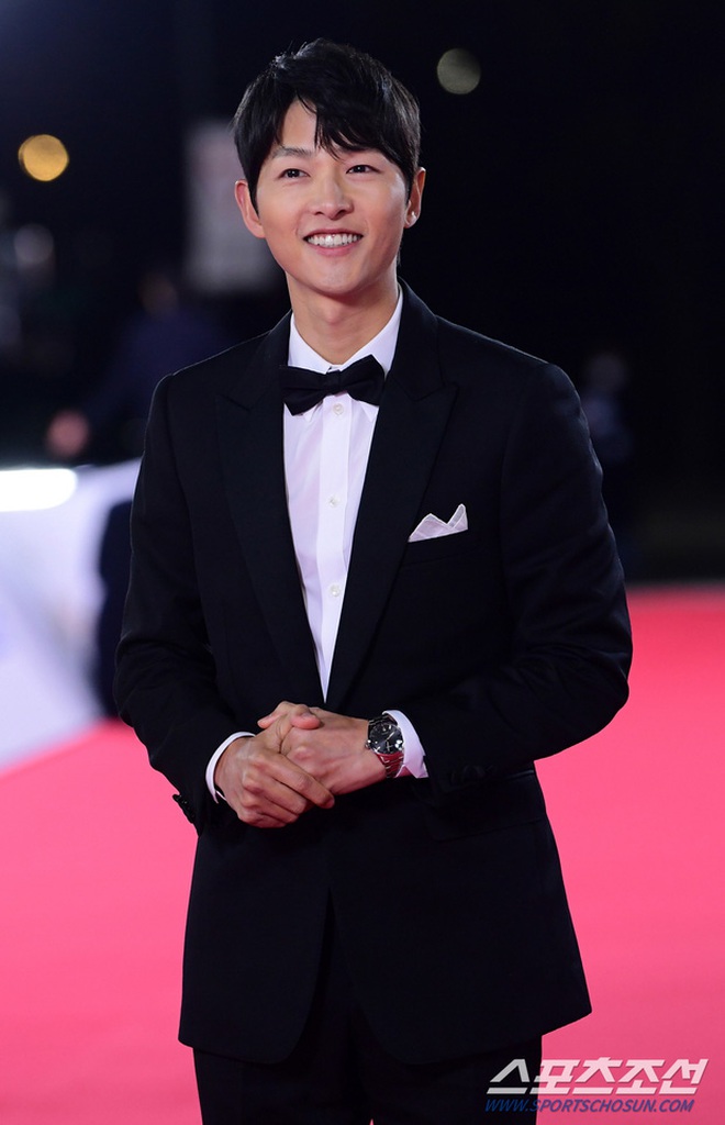 Song Joong Ki xuất hiện lịch lãm và điển trai trong bộ vest đen tại đêm trao giải
