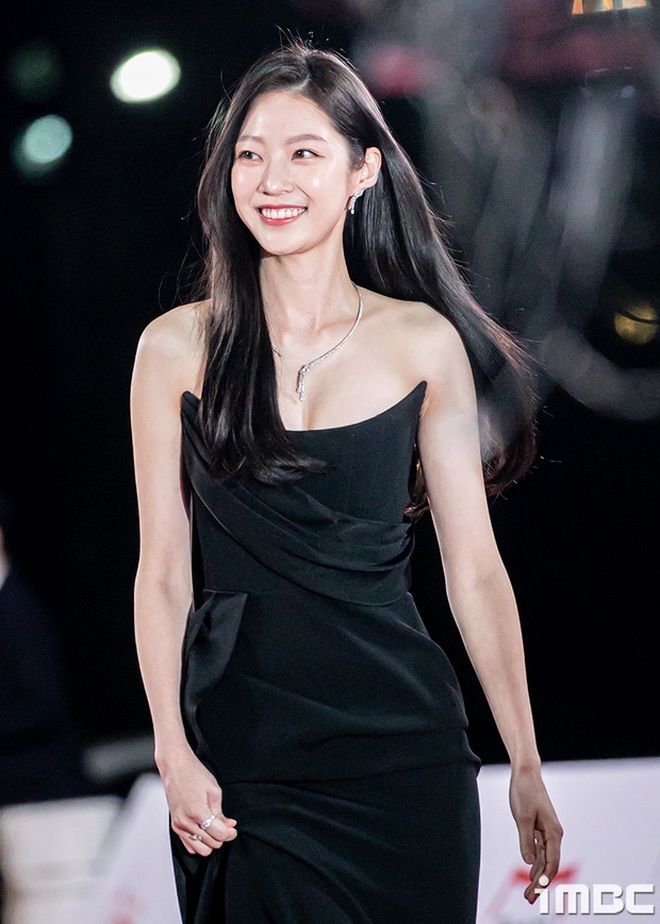 Gong Seung Yeon trông gợi cảm và quyến rũ với thiết kế váy cúp ngực đen