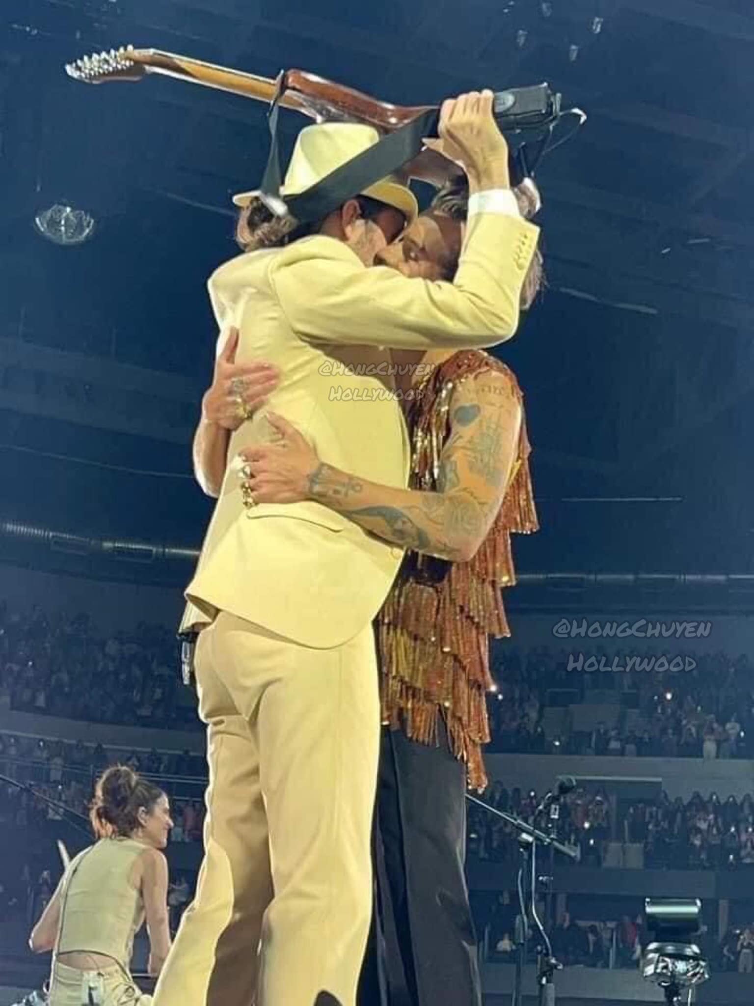 Harry Styles ôm hôn một fan nam lớn tuổi tại concert của mình