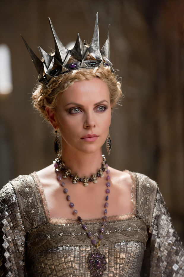 Charlize Theron từng được đánh giá là 'hoàng hậu' màn ảnh có nhan sắc nổi trội nhất trong bộ phim Snow White & the Huntsman vào năm 2012.