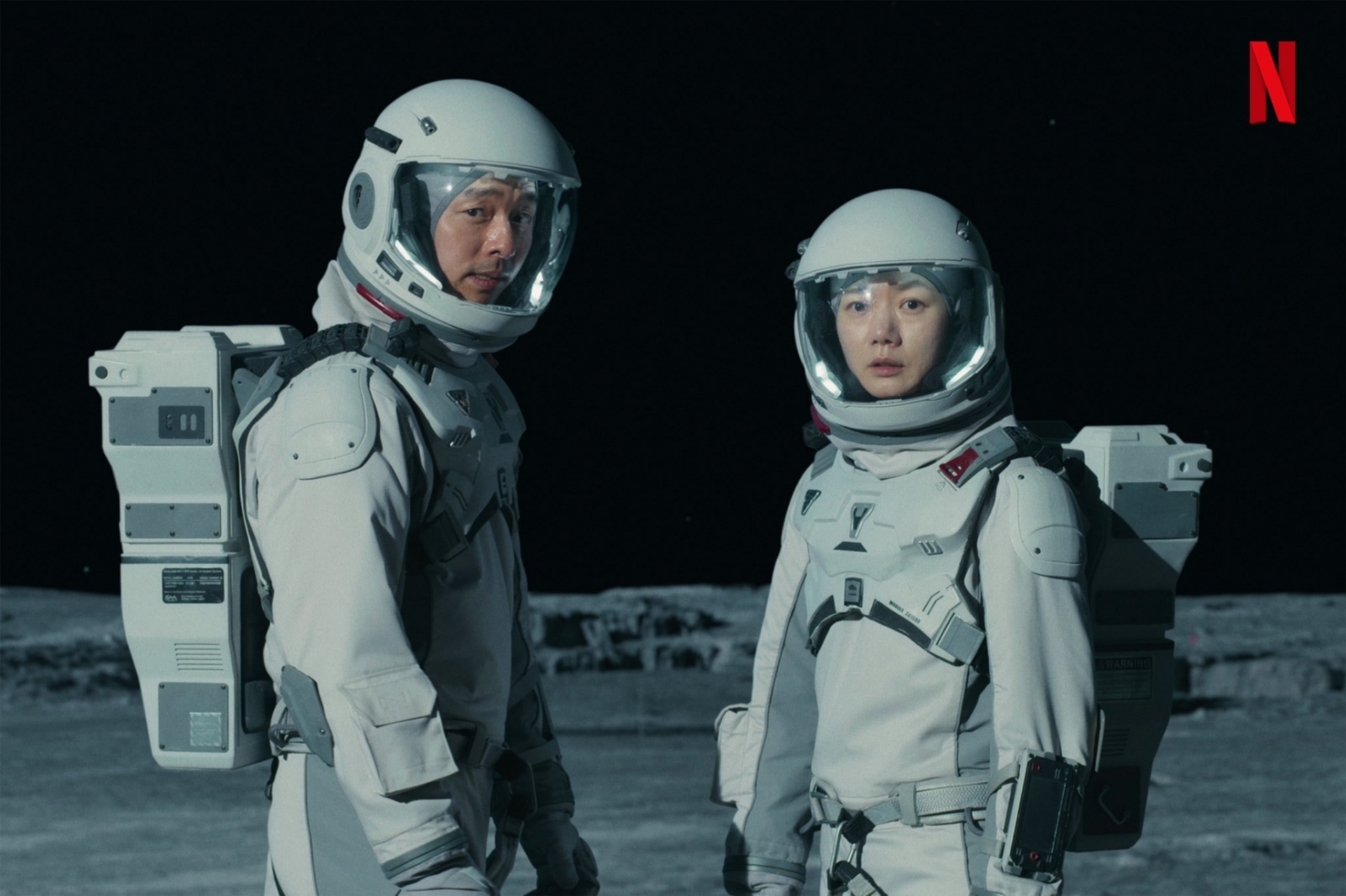 Trong phim, Gong Yoo vào vai Han Yoon Jae - một đội trưởng có trách nhiệm và không ngại hy sinh bản thân